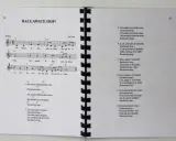 Tekst piosenki "Racławice hop!" z nutami, idealny na wesele. Znajdziesz tu melodie i zwrotki, które rozbawią gości.
