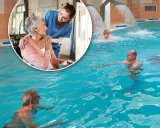 Rehabilitacja w basenie, gdzie dowiesz się, ile kosztuje pobyt w sanatorium na NFZ. Seniorzy korzystają z wodnych atrakcji.