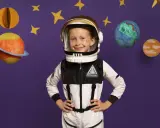 Dziecko w stroju astronauty, gotowe na kosmiczną przygodę. Inspiracja, jak zrobić strój kosmiczny dla dziecka.