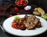 Soczysty udziec wołowy z salsą pomidorową i ziemniakami. Idealny obiad dla smakoszy.