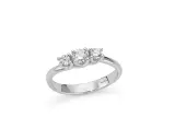 Anello trilogy con tre diamanti, simbolo di passato, presente e futuro. Il suo significato è profondo e duraturo.
