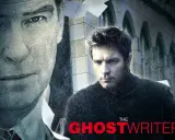 Ewan McGregor jako ghostwriter w deszczu, obok twarzy Pierce'a Brosnana. Tytuł filmu "The Ghostwriter".