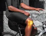 Rowerzysta z podświetlonym kolanem, sugerującym gonartrozę. Jazda na rowerze może być wyzwaniem przy problemach ze stawami.