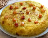 Un delicioso trinxat de la Cerdanya, una tortilla dorada con trocitos de tocino crujiente, lista para disfrutar.