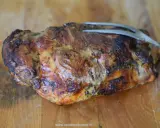 Tranche de gigot d'agneau au barbecue, dorée et savoureuse, prête à être dégustée. Le temps de cuisson parfait pour un plat réussi.