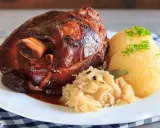 Knusprige Schweinshaxe mit Klößen und Sauerkraut. Ein köstliches Schweinshaxe Rezept für Genießer.