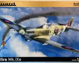 Ein Spitfire Flugzeug im Kampf, mit einem anderen Flugzeug im Hintergrund, das brennt. Eduard ProfiPACK Edition.