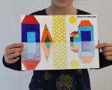 Une œuvre d'enfant illustrant la symétrie dans l'art, avec des formes géométriques colorées évoquant des maisons et des éléments abstraits, le tout dans un style ludique.