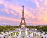 Eiffelturm im Abendrot, ein Muss, wenn man in Paris ist. Brunnen und Menschen beleben die Szenerie.