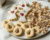 Weihnachtsplätzchen: Engel mit Marmeladenfüllung, Sterne mit Schokoglasur und runde Kekse mit Nuss-Nougat-Creme. Ein Genuss zum Naschen, fast zu schön zum Zerbrechen.