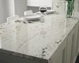 Encimera de cocina con patrón moteado, ideal para entender la diferencia entre mármol y granito.