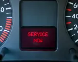 Kontrolka EPC świeci się, a na wyświetlaczu widnieje komunikat "SERVICE NOW". Czas na wizytę w serwisie, aby dowiedzieć się, co to jest EPC i rozwiązać problem.