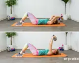 Frau trainiert Bauchmuskeln mit Kettlebell auf einer Matte.
