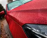 Jak woskować auto? Wybierz aplikator i mikrofibrę dla lustra!