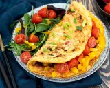 Pyszny omlet fit z pomidorkami i papryką, podany z sałatką. Idealny na zdrowe śniadanie.