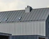 Nowoczesny dach z blachy na rąbek, z oknami dachowymi. Sprawdź blacha na rąbek cena m2.