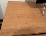 En slät yta av träfaner, redo att slipa för en perfekt finish.