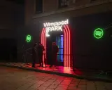 Ingresso neon per il Spotify Wrapped Park, con persone in attesa.