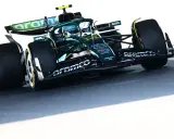 Un coche Aston Martin Honda verde compite en la pista, con el logo de Aramco en el alerón.