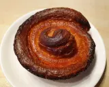 Gâteau breton en forme de spirale, aux bords caramélisés. Une des spécialités du Finistère à déguster sans attendre.