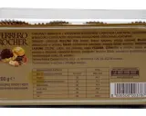 Opakowanie Ferrero Rocher. Tabela wartości odżywczych podaje, że 100g ma 2506/603 kcal.