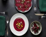 Un repas gastronomique met en vedette la betterave rouge sous diverses formes : en carpaccio, en velouté onctueux et en morceaux rôtis.