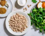 Zutaten für Falafel: Kichererbsen, Zwiebel, Knoblauch, Petersilie, Koriander und Gewürze.