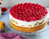 Himmlische Windbeuteltorte mit frischen Himbeeren und Sahne. Ein Traum für jeden Anlass, das Rezept ist einfach!