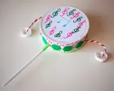 Tambor decorado con notas musicales, hecho con **instrumentos con materiales reciclados**. Ideal para crear música.