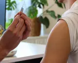 En spruta med vaccin förbereds för en vaccination. Frågan om hepatit vaccin hur ofta är viktig för att upprätthålla skyddet.