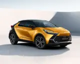 Nowy Toyota C-HR w kolorze złotym, z czarnym dachem i felgami. Sprawdź atrakcyjną toyota chr cena.