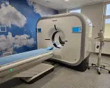 Nowoczesny tomograf komputerowy Philips gotowy do badania tk klatki piersiowej. Pokój ozdobiony niebem z chmurami.