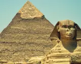 Die Große Sphinx von Gizeh und die Pyramide. Die Sphinx bedeutungsvoll, ein Wächter der Geheimnisse Ägyptens.