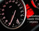 Deska rozdzielcza samochodu z widocznym prędkościomierzem i kontrolkami. Napis "Uszkodzony zawór EGR - objawy" sugeruje problemy z tym elementem.