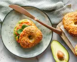 Ein leckeres Protein Bagel Rezept mit Lachs, Avocado und Spinat. Perfekt für ein gesundes Frühstück oder Mittagessen.