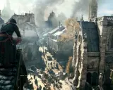 Postać w kapturze obserwuje z dachu zgiełk ulicy w Paryżu, gdzie rozgrywa się akcja gry AC Unity.