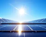 Panneaux solaires sous un ciel bleu éclatant, illustrant le principe du photovoltaïque.