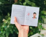Międzynarodowe prawo jazdy konwencją genewską czy wiedeńską? Dokument z miejscem na zdjęcie i pieczęcie, określający kategorie pojazdów.