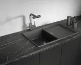 Nowoczesny, czarny zlew granitowy z baterią i ociekaczem na marmurowym blacie. Jakim środkiem czyścić czarny zlew, by lśnił?