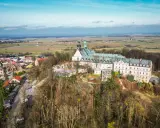 Góra Świętej Anny: imponujący klasztor i malownicze widoki. Atrakcje tego miejsca przyciągają turystów z całej Polski.