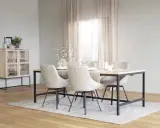 Ett ljust och luftigt rum med matbord och stolar i nordisk design. Ett vitrinskåp i trä och metall står till vänster.