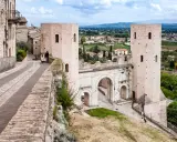 Porta Romana a Perugia, un'antica porta cittadina con torri medievali, perfetta per esplorare Perugia e dintorni in 3 giorni.