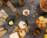 Dégustation normande : huîtres, fromages, charcuterie, pommes et une spécialité calvados.