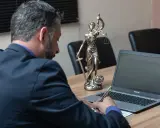 Notariusz a prawnik: Kiedy do kogo? Rozwiej wątpliwości!