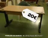 Bureau en bois avec étiquette "20€", promouvant le recyclage mobilier de bureau.