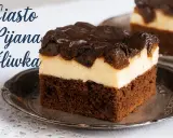 Pyszne ciasto pijana śliwka z kremową warstwą i polewą czekoladową.