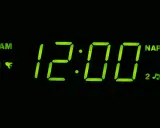 Budzik pokazuje 12:00 AM. To oznacza północ, początek dnia.