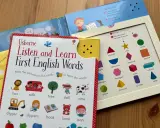 Książka "Listen and Learn First English Words" zachęca do nauki przez zabawę. Dzieci mogą naciskać obrazki, by usłyszeć angielskie słowa, co ułatwia czytanie książek po angielsku.