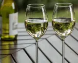 Brak korkociągu? Otwórz wino! 5 sprytnych trików eksperta.