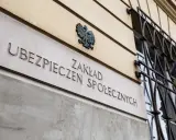 Tablica z napisem "Zakład Ubezpieczeń Społecznych" i godłem Polski. Zastanawiasz się, jak urlop bezpłatny wpływa na ZUS?